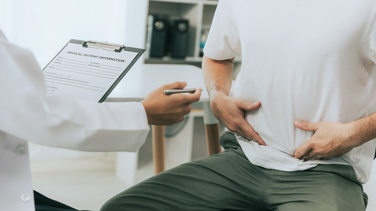 Bild Mann wird am Bauch untersucht